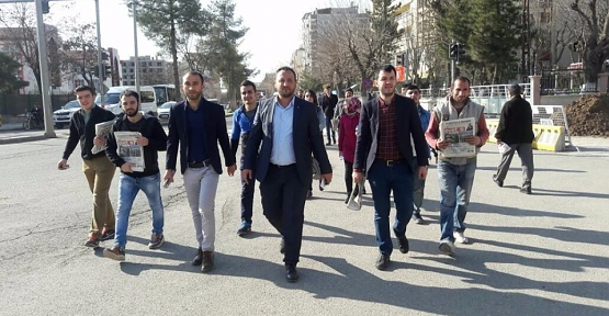 AK Parti Siirt Gençlik Kolları  "EVET" Gazetesini Vatandaşlara Dağıttı