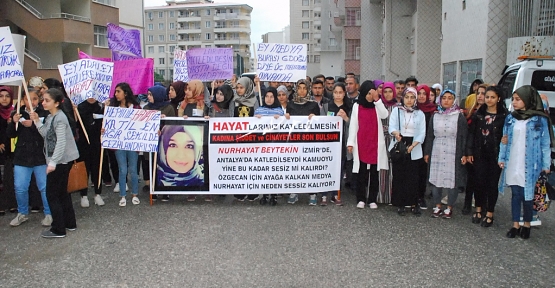 Nurhayat’ın Öldürüldüğü Yere Karanfil Bırakıldı