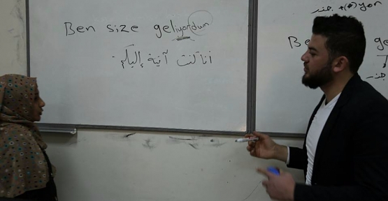 Öğrendiği Türkçeyi Sığınmacı Akranlarına Öğretiyor