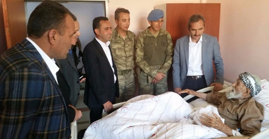 Kaymakam Dayanç,Dünyanın En Yaşlı İnsanı Mehmet Esen'i Hastanede Ziyaret Etti