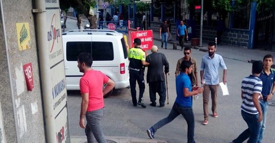 Trafik Polisinden Örnek Davranış