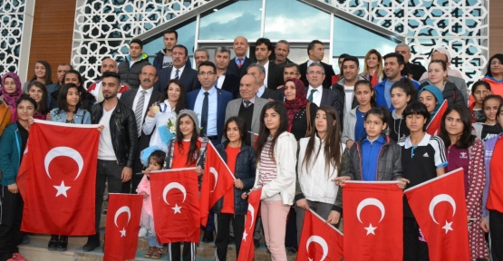 Dünya Şampiyonu Güreşçimiz Evin Demirhan Coşkuyla Karşılandı