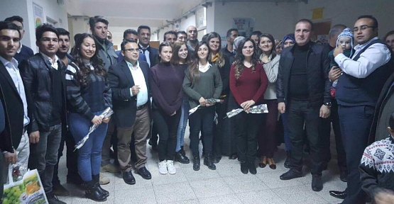 Pervari ve Beğendik Belediyesi Öğretmenlere Kitap ve Karanfil Dağıttı