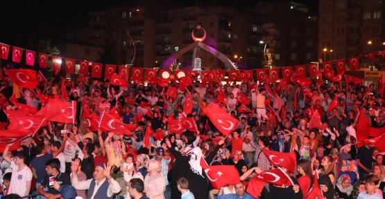 15 Temmuz Demokrasi Etkinliklerine Binlerce Kişi Katıldı