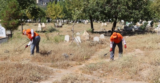 Mezarlıklar Bayrama Hazır