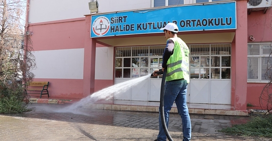 Belediye Okul Bahçelerini Yıkama Çalışmalarına Hız Verdi