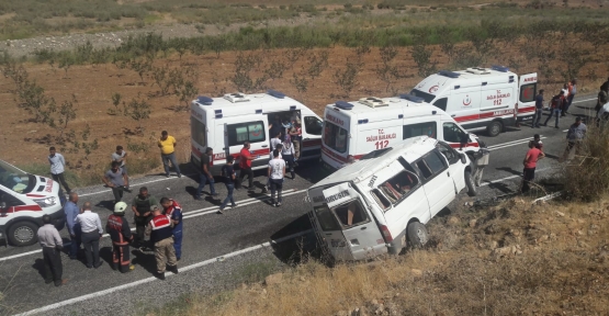 Şirvan'da Yolcu Minibüsü Devrildi: 11 Yaralı