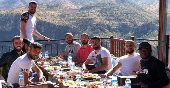 Futbolcular, Galibiyeti ve Cumhuriyet Bayramını "Delikli Taş" Mesire Alanında Kutladı