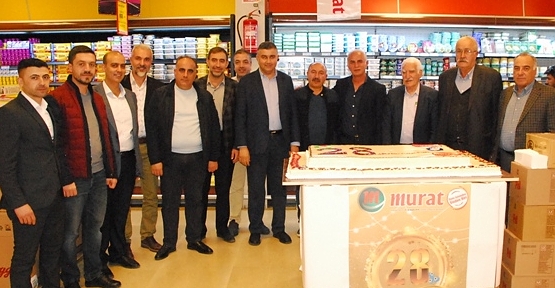 Murat Market 28 Yıllık Başarısını Müşterileriyle Pasta Keserek Kutladı