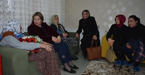 Vali Eşi Fulya Atik, Gazeteci Eşleriyle Birlikte Engelli ve Yaşlılara Destek Ziyaretinde Bulundu