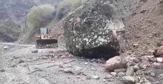 Dağdan Kopan 100 Tonluk Kaya Parçası Pervari Üçoyuk  Yolunu Ulaşıma Kapattı