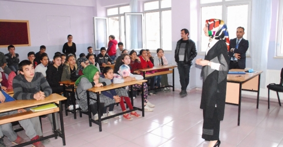 Diyetisyen Altunkum'dan Şehit Davut İlbaş Ortaokulu Öğrencilerine Sağlıklı Beslenme Semineri