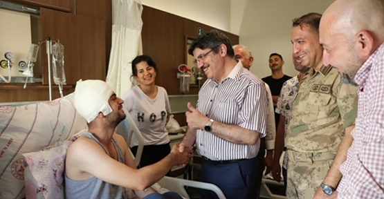 Cumhurbaşkanı Danışmanı Yasin Aktay, Yaralanan Askeri Hastanede Ziyaret Etti