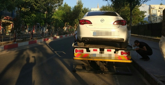 Trafik Ekipleri, Hatalı Park Eden Araçları Çekici İle Kaldırdı