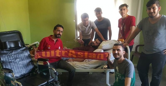 Siirt UltrAslan Taraftar Gurubundan Engelli Gence Tekerlekli Sandalye