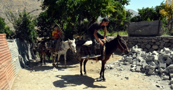 KÖYLÜLERDEN KATIRLAR KİRALANARAK PARKE TAŞI DÖŞEDİLER