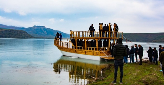 Ilısu Barajı Su Tutmaya Başlayınca Vatandaşlar Tekne Turuna Çıktı