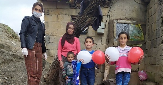 Şirvan’da Bir Öğretmen Ev Ev Dolaşıp Öğrencilerine 23 Nisan Sürprizi Yaptı