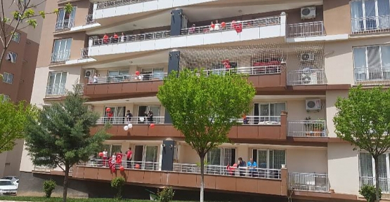 Siirt'te Çocuklar 23 Nisan'ı Balkonda Kutladı
