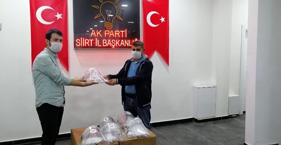 AK Parti İl Başkanı Olgaç’tan Berberlere Maske ve Dezenfektan Desteği