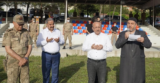 VALİ/BELEDİYE BAŞKAN V. ATİK MEHMETÇİKLER İÇİN DÜZENLENEN KURBAN KESİM TÖRENİNE KATILDI