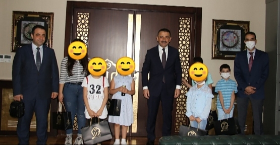 Vali Hacıbektaşoğlu, Makamında Çocukları Kabul Etti