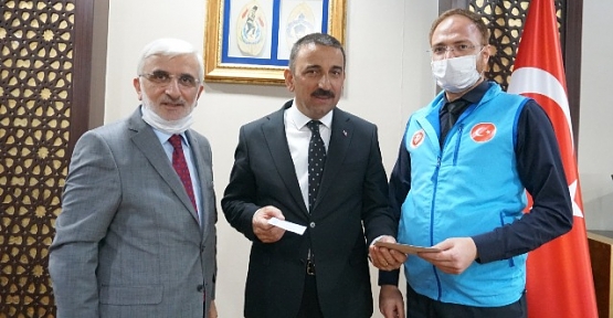 Vali Hacıbektaşoğlu’ndan, Diyanet Vakfına Kurban Bağışı
