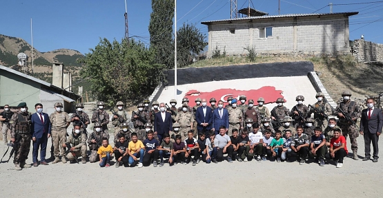 İçişleri Bakanı Süleyman Soylu, Pervari Üs Bölgesinde Mehmetçikle Bayramlaştı