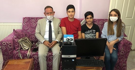 AK Parti Merkez İlçe Başkanı Öner Geyik, Uzaktan Eğitim Gören İki Ailenin Çocuklarını Sevindirdi