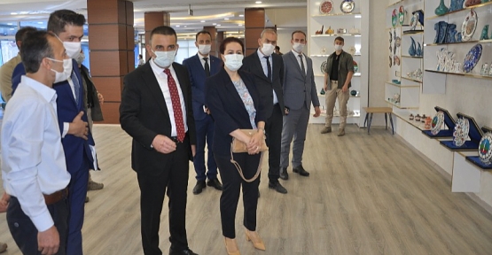 Vali/Belediye Başkan V. Osman Hacıbektaşoğlu, Belediye Bünyesinde Açılacak Kursları Ziyaret Etti