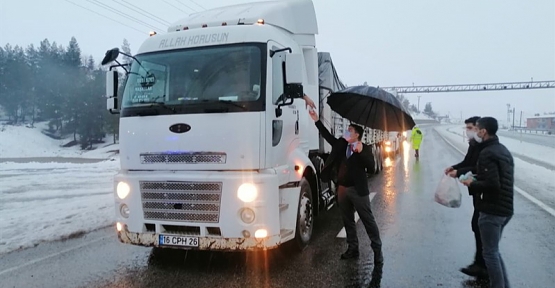 Baykan İlçesinde Kar’dan Dolayı Mahsur Kalan Sürücülere Kumanya Dağıtıldı