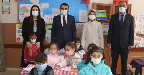 Vali Hacıbektaşoğlu, Yüz Yüze Eğitime Başlayan Köy İlkokulunu Ziyaret Etti