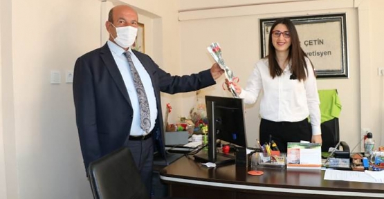 Gençlik Hizmetleri Spor İl Müdürü Hüssam Olgaç, Kadınlara Karanfil Dağıttı