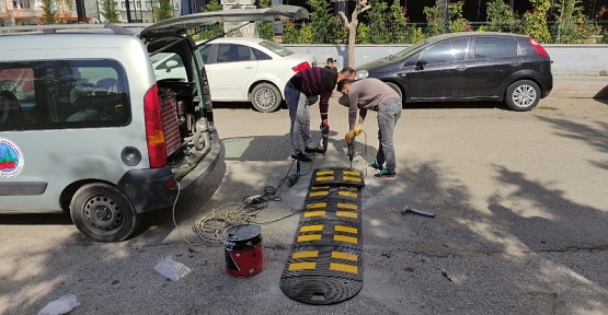 Siirt Belediyesi Trafiğin Yoğun Olduğu Caddelerde Kasis Çalışması Başlattı