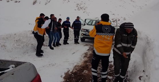 Siirt İl Özel İdaresi Ekiplerinin Açtığı Yolu Halayla Kutladılar