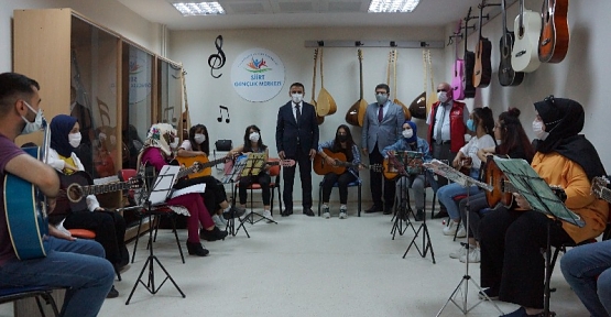 Vali/Belediye Başkan V. Osman Hacıbektaşoğlu Gençlik Merkezini Ziyaret Etti