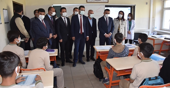 Vali Hacıbektaşoğlu, Eğitim Kurumlarını Ziyaret Etmeye Devam Ediyor