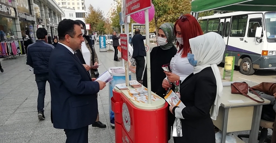 Siirt’te Kadınlara Gül ve Broşür Dağıtıldı