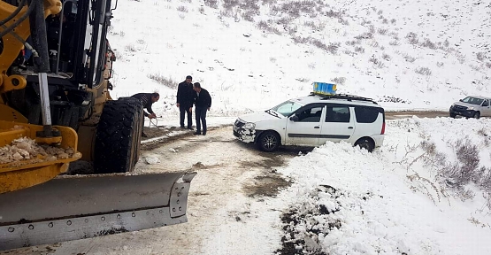 Pervari İlçesinde, Kar Yağışı Nedeniyle Köy Yolunda Mahsur Kalan Araçlar Kurtarıldı