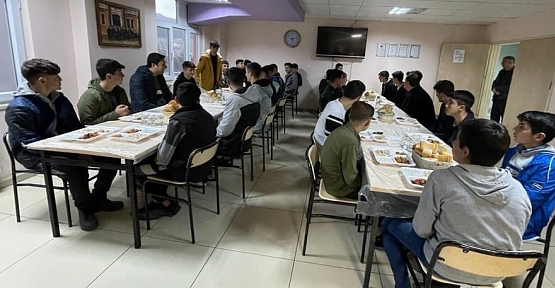 Kaymakam Yerlikaya ve Başkan Özcan Öğrencilerle Bir Araya Geldiler