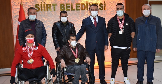 Vali/Belediye Başkan Vekili Hacıbektaşoğlu, Başarılı Sporcuları Altınla Ödüllendirdi