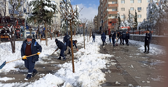 Belediye Ekipleri Kar Küreme ve Tuzlama Çalışması Yapıyor