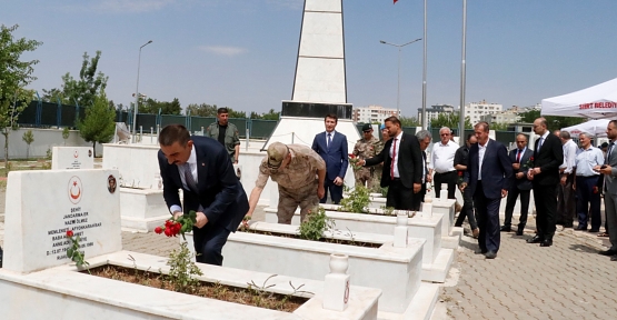 Vali Hacıbektaşoğlu ve İl Protokolünden Şehitliğe Bayram Ziyareti