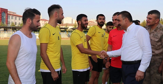 Vali Hacıbektaşoğlu, Siirt il Özel İdare Sporlu Futbolcularla Bir Araya Geldi
