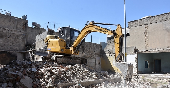 Siirt Kent Merkezinde Çirkin Görüntüye Neden Olan Metruk Binalar Yıkılıyor