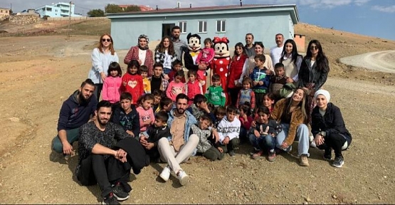 Sosyal Bilimler Meslek Yüksekokulu Öğrencileri Nergizli İlkokulu Öğrencilerini Sevindirdi