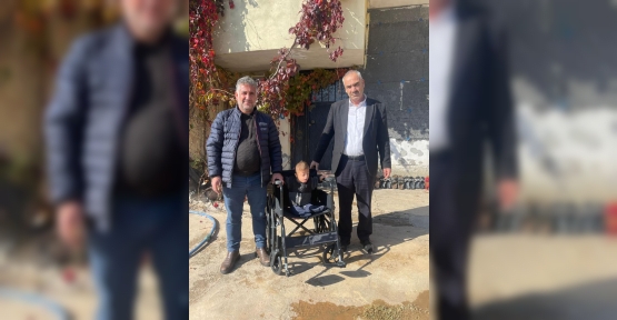 Atabağı Belediye Başkanı Tayyar Lale, 2 Engelli Vatandaşa Tekerlekli Sandalye Hediye Etti