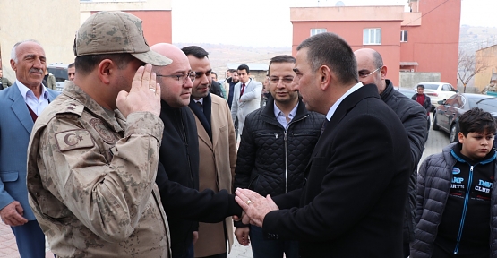 VALİ HACIBEKTAŞOĞLU, BASKIN AİLESİNİN CENAZE TÖRENİNE KATILDI