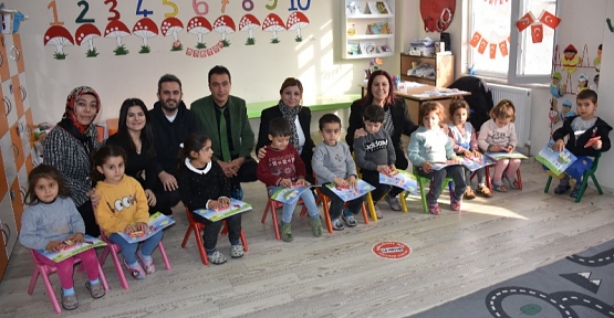 Eğitim Gönüllüsü Vali Eşi Güney Hacıbektaşoğlu Okul Ziyaretlerinde