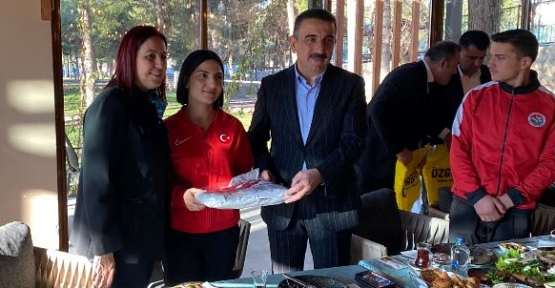 Vali Hacıbektaşoğlu, 2022 Yılının Başarılı Sporcularını Ödüllendirdi